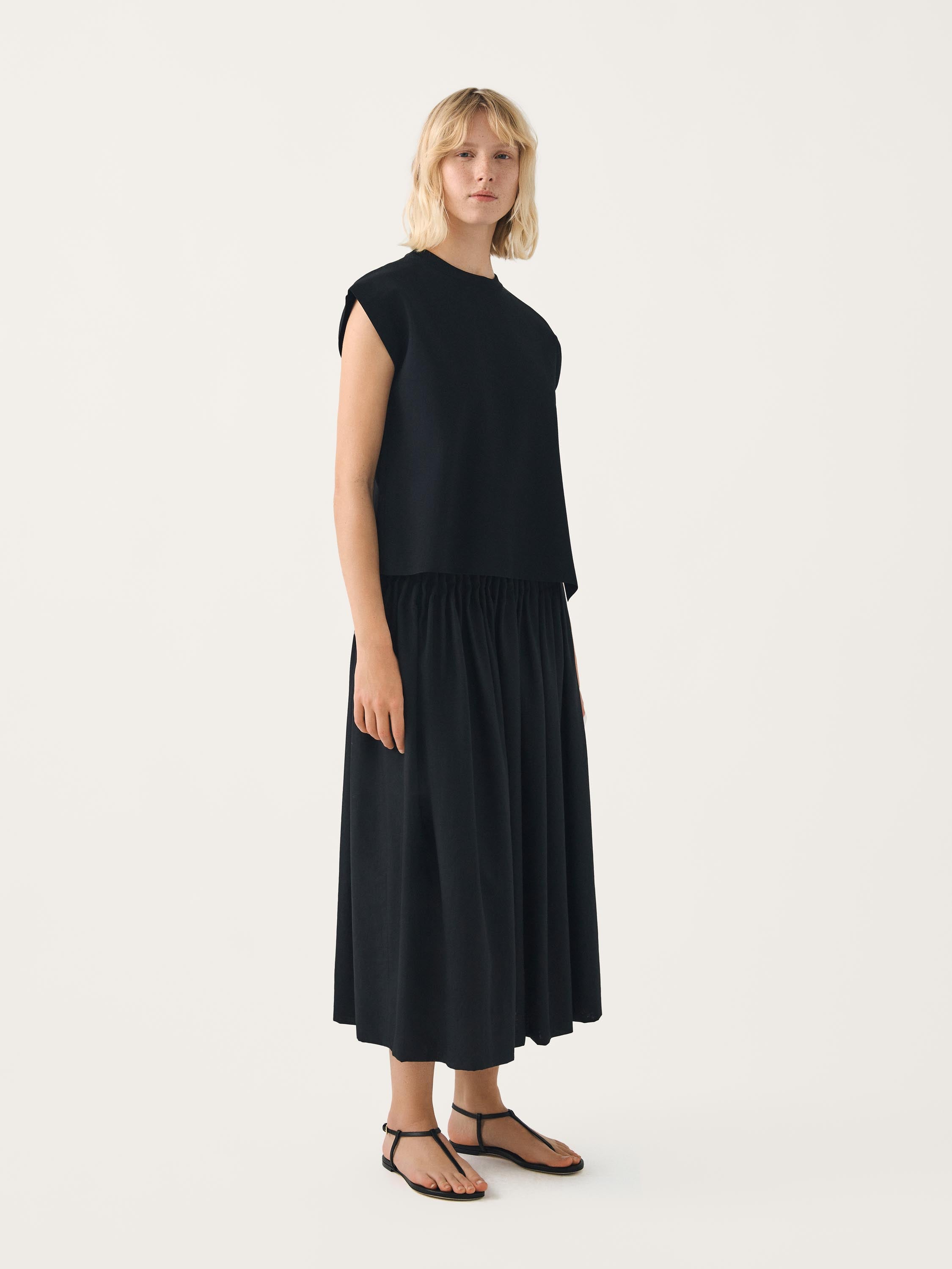 SATHYA mid-length pleated skirt w/ elastic waistband | FFORME