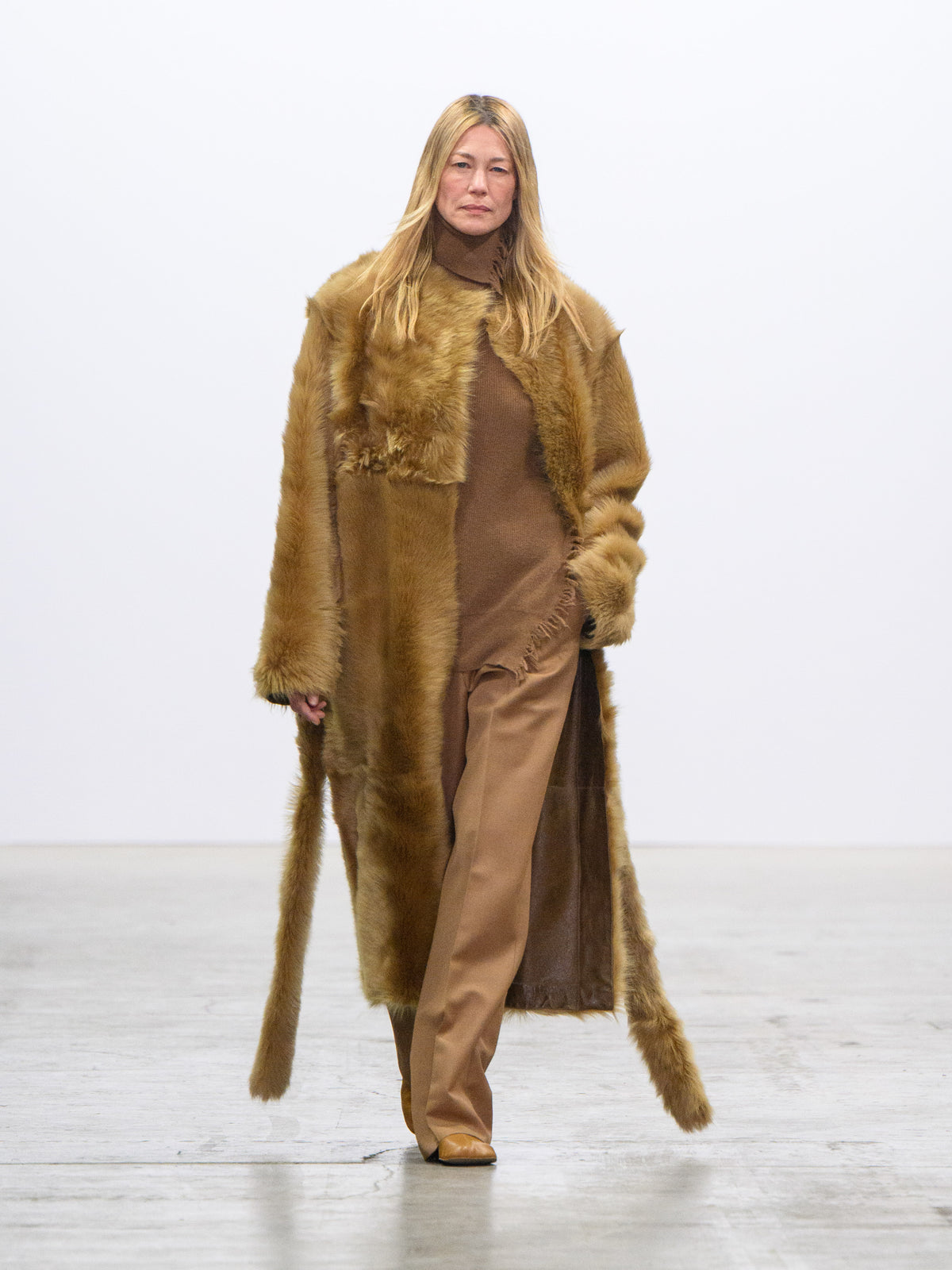 DEMI_CAMEL_RUNWAY