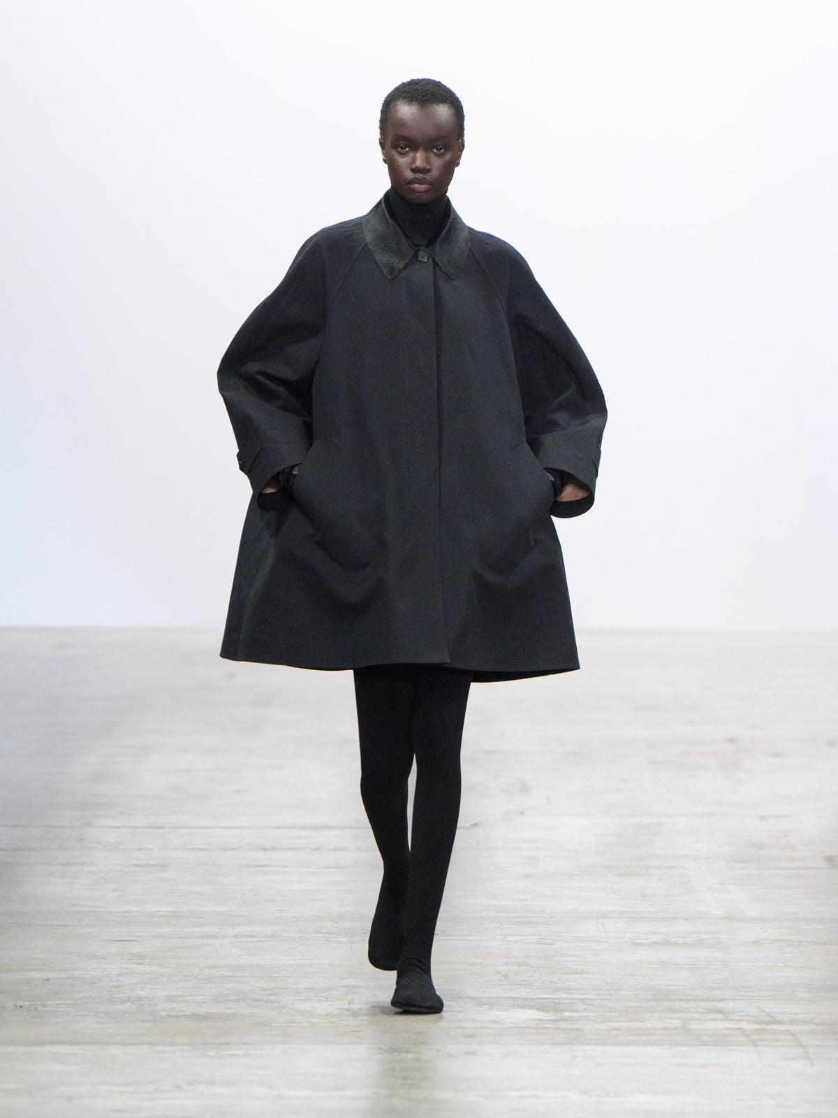 AGNES_BLACK_RUNWAY