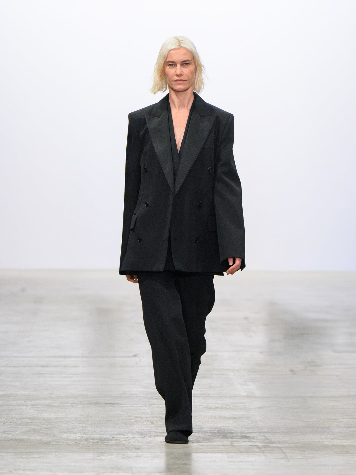 INES_BLACK_RUNWAY