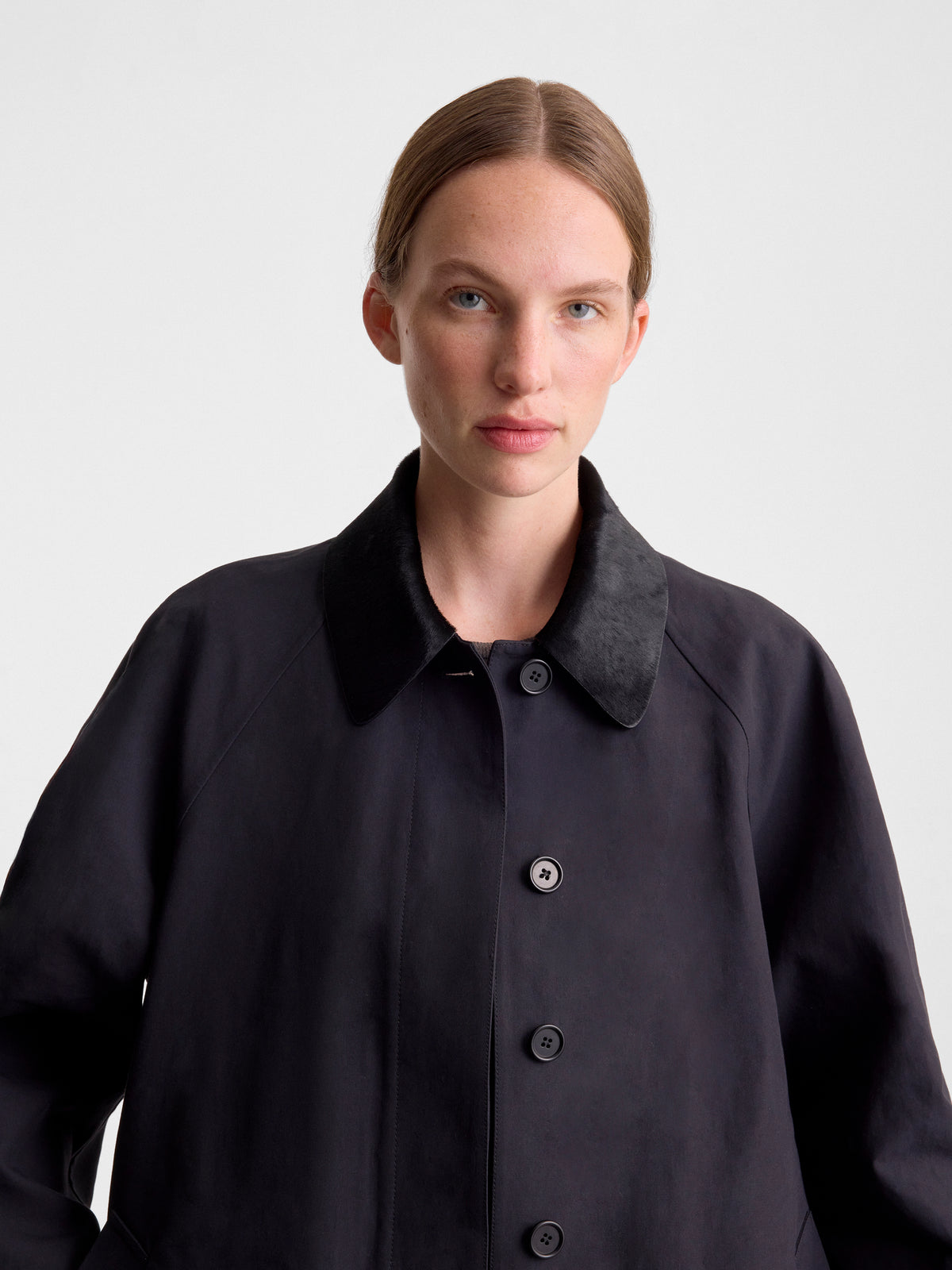 AGNES-COAT-IN-BLACK-WITH-CALF-HAIR-COLLAR_FF00803-LI2611-001_DETAIL