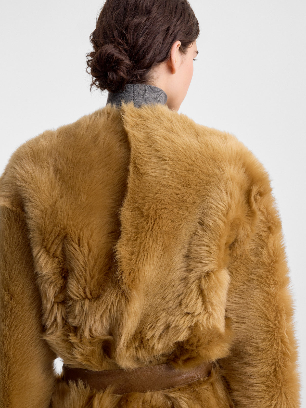 DEMI-COAT-IN-CAMEL-SHEARLING_FF00849-LE2606-215_DETAIL_1
