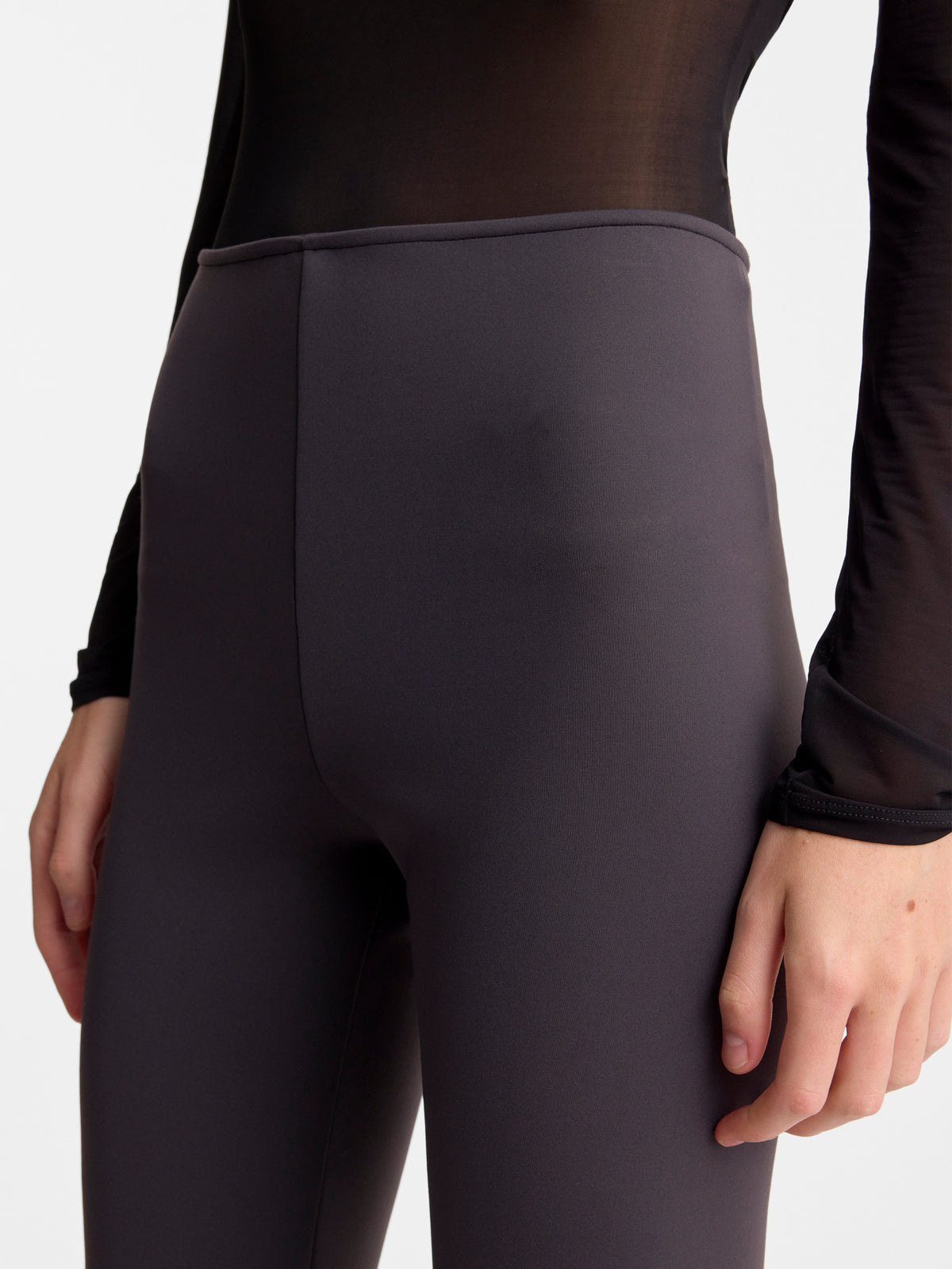 DIONE-PANT-IN-DARK-CHARCOAL_FF00767-PA2501-021_DETAIL