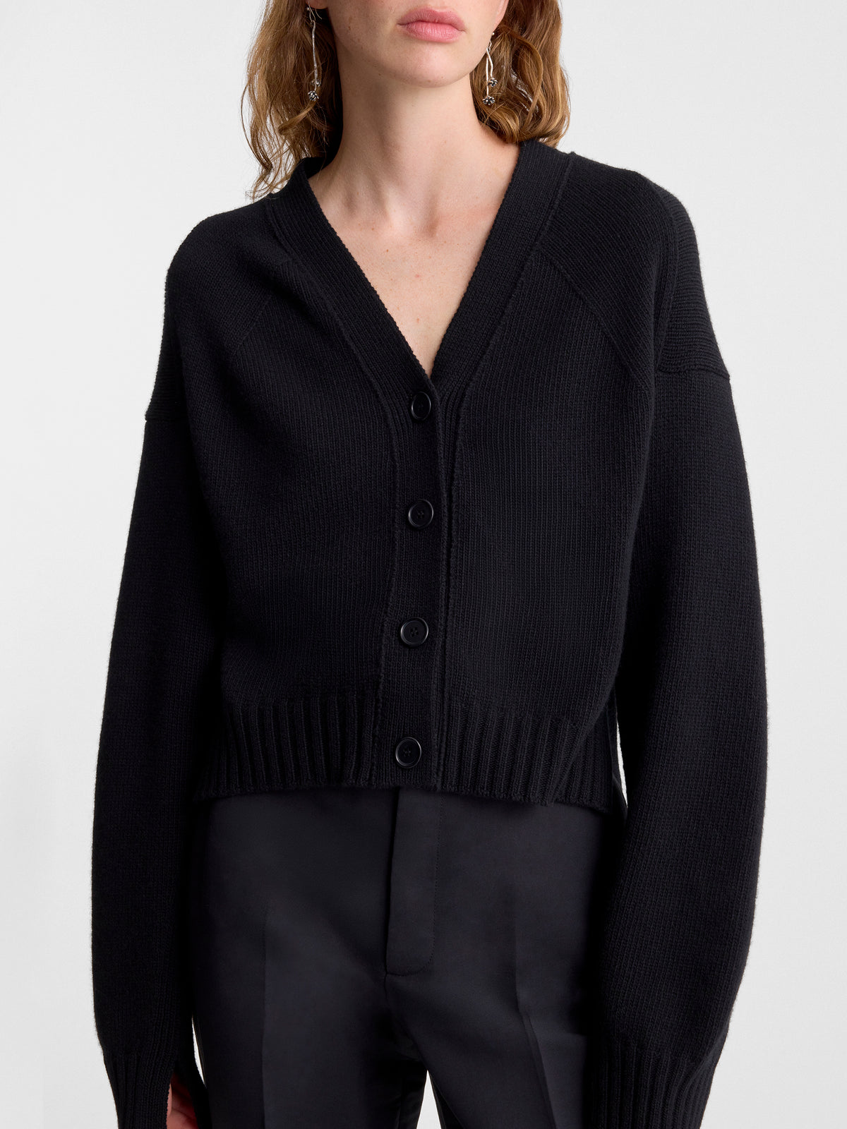 ENIKA-CARDIGAN-IN-BLACK_FF00816-KN2526-001_DETAIL_2