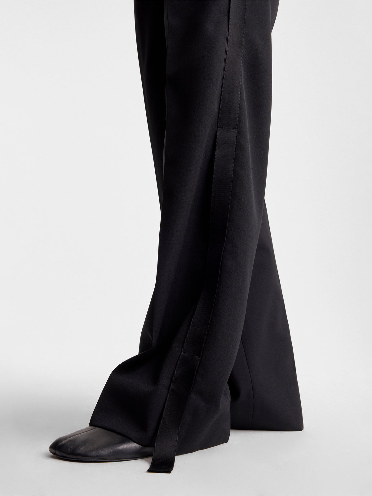Fforme_FW26_JACQUE.TAILORED.TUXEDO.WIDE.LEG.TOUSER.WITH.DUCHESS.STRIPE.DETAIL_BLACK_FF00799-WO2605-001_DETAIL-2