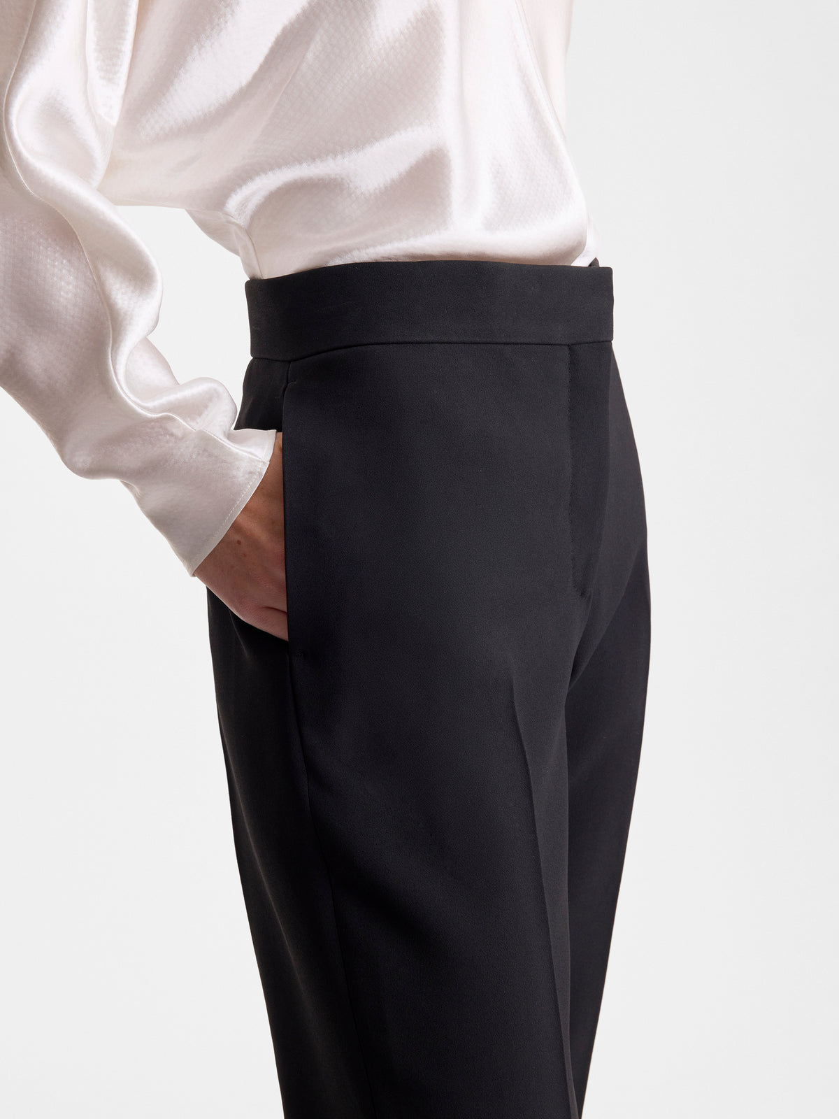 LANG-PANT-IN-BLACK_FF00740-VI2502-001_DETAIL