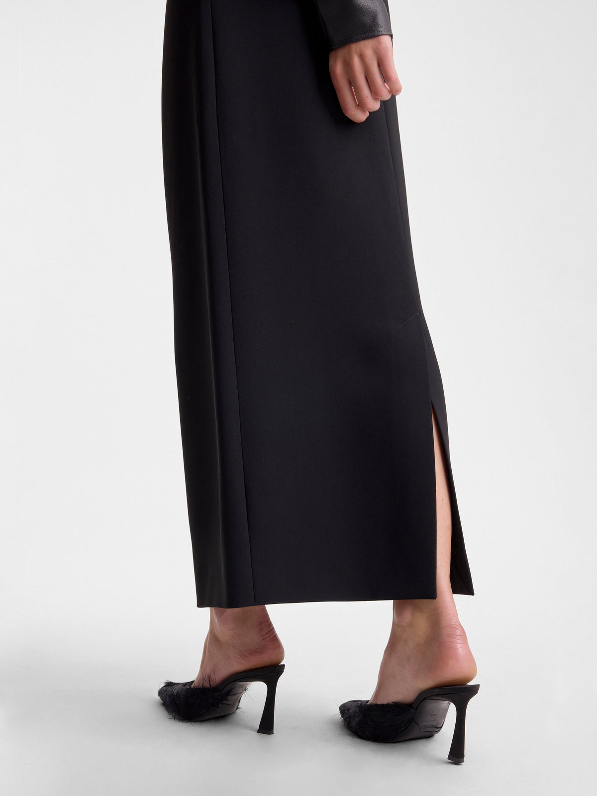 MENA-SKIRT-IN-BLACK_FF00752-VI2502-001_DETAIL_1