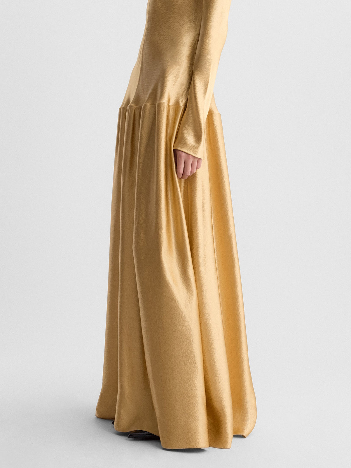 MILA.DRESS_PALE.GOLD_FF00529-VI2514-701_895_DETAIL2