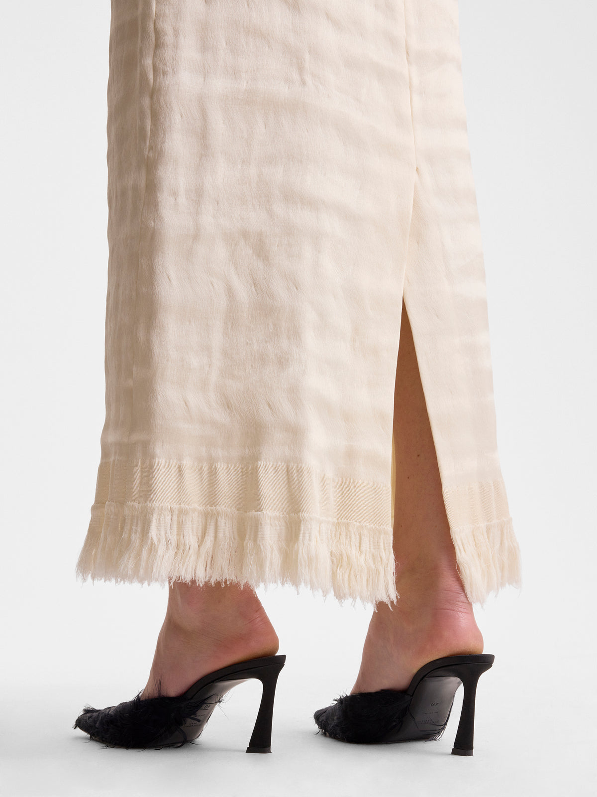 PAIGE-SKIRT-IN-CREAM_FF00815-CO2608-281_DETAIL