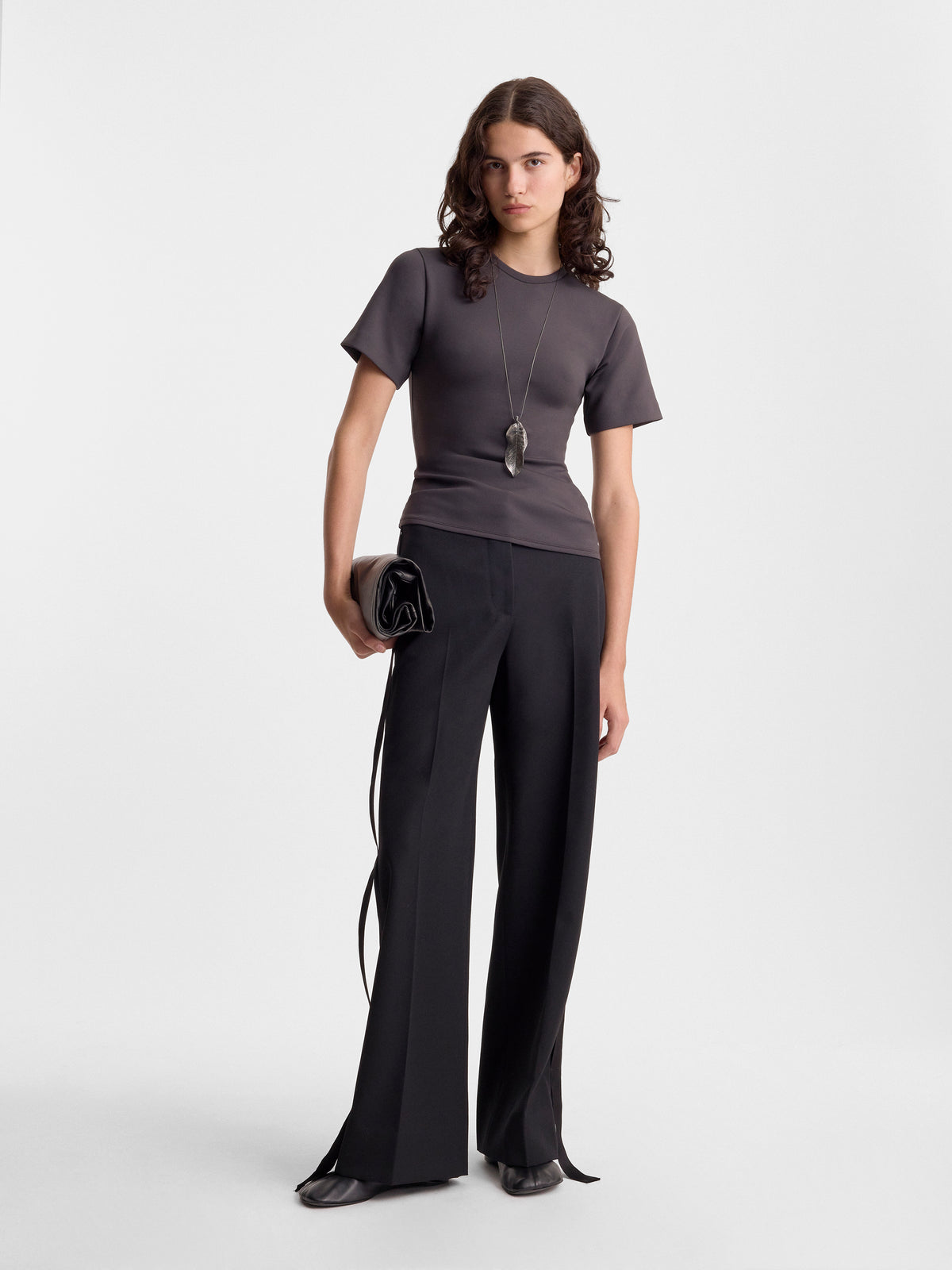 ROMI-T-SHIRT-IN-DARK-CHARCOAL_FF00633-PA2501-021_STYLED