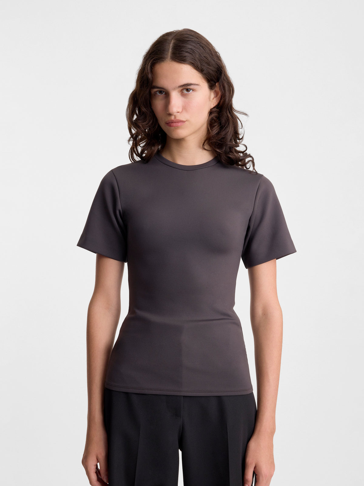 ROMI-T-SHIRT-IN-DARK-CHARCOAL_FF00633-PA2501-021_FRONT
