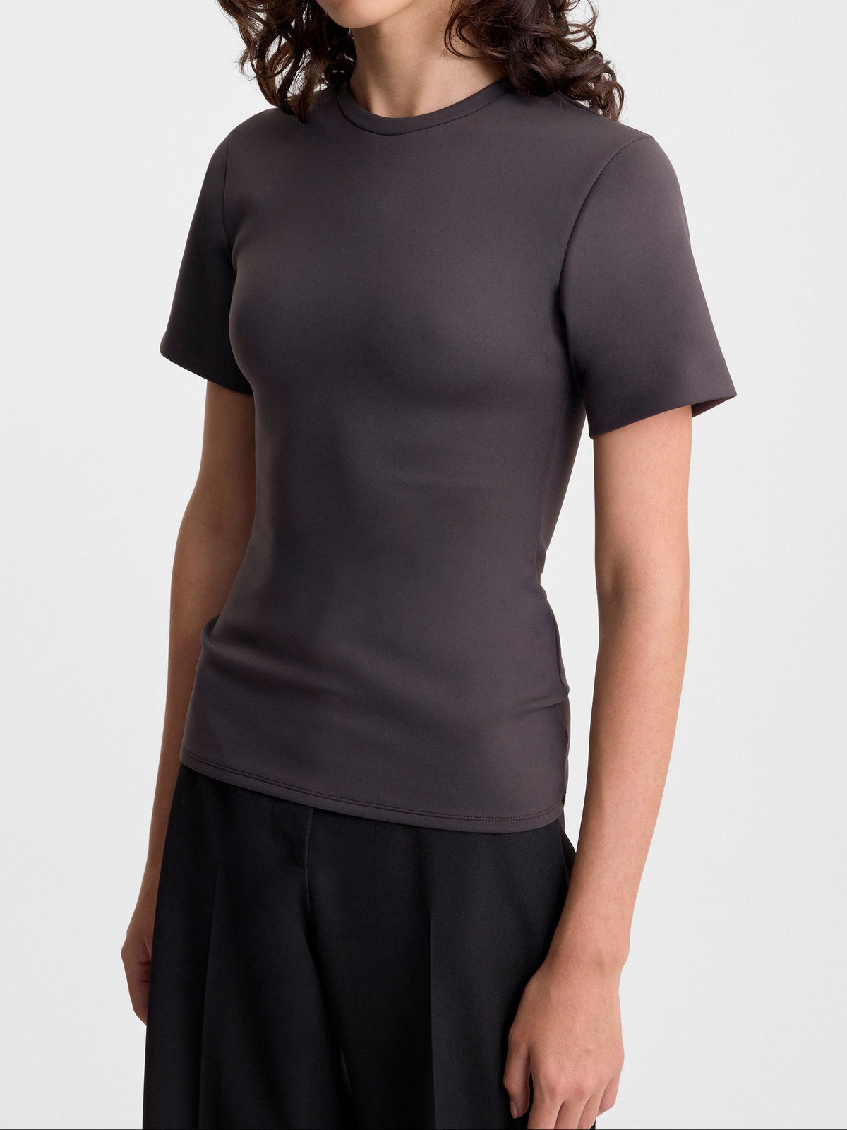 ROMI-T-SHIRT-IN-DARK-CHARCOAL_FF00633-PA2501-021_DETAIL