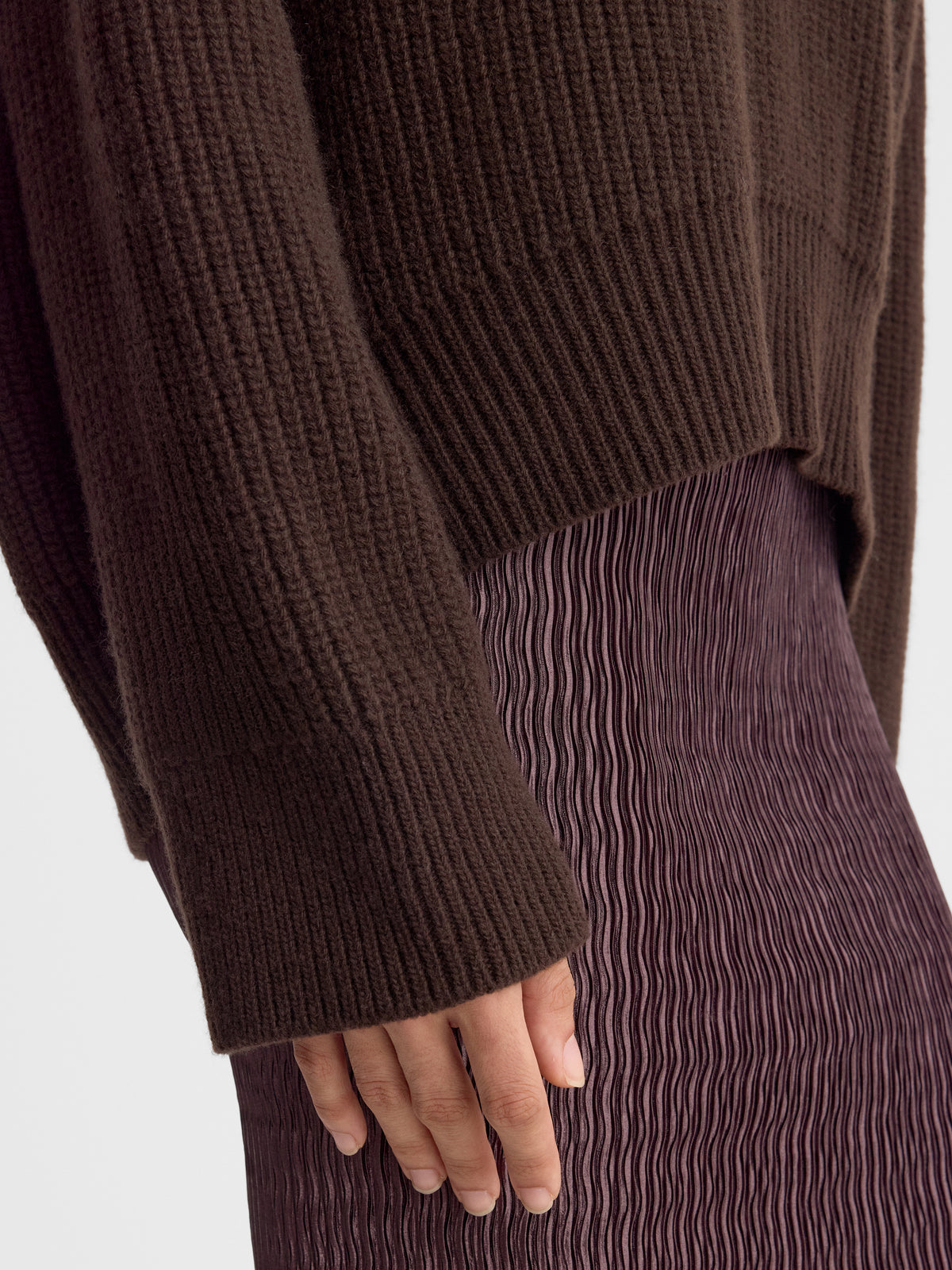 LAICA_SWEATER_BITTER_CHOCOLATE_FF00883-KN2526-246_DETAIL_1