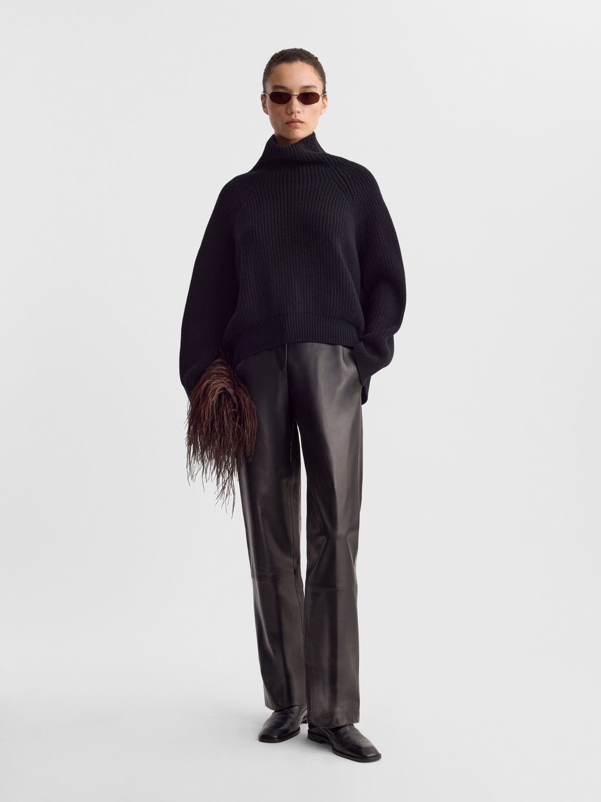 LAICA_SWEATER_BLACK_FF00883-KN2526-001_STYLED