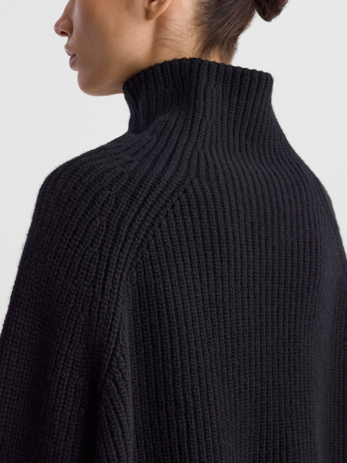 LAICA_SWEATER_BLACK_FF00883-KN2526-001_DETAIL_1