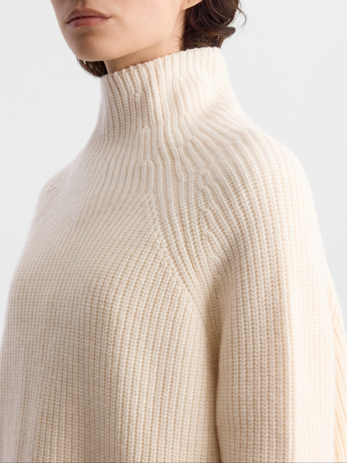LAICA_SWEATER_CREAM_FF00883-KN2526-281_DETAIL_1