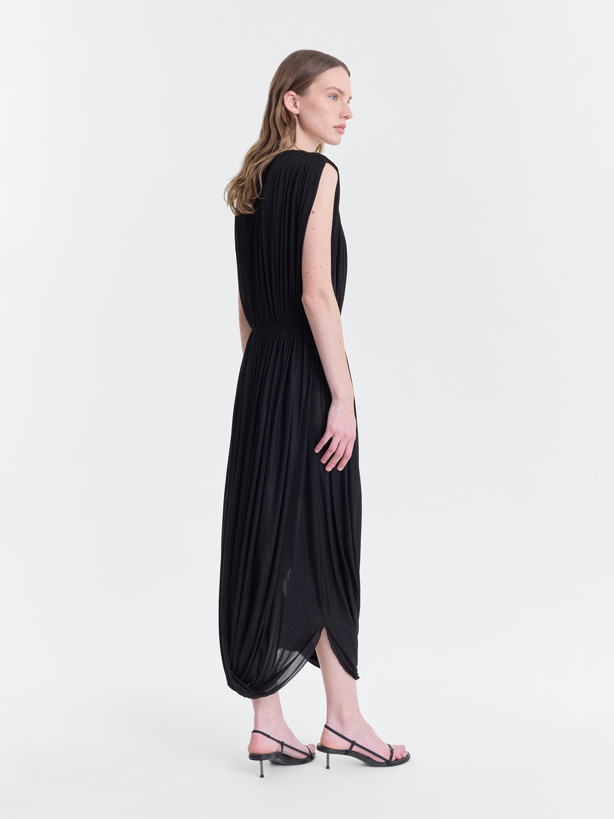 LEONORA_BLACK_QUARTER-BACK