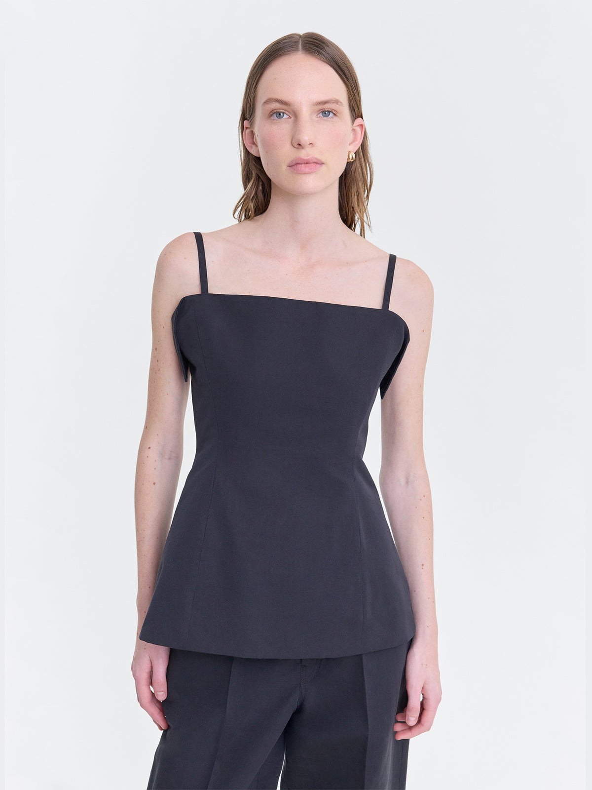 SOLA_BLACK_DETAIL